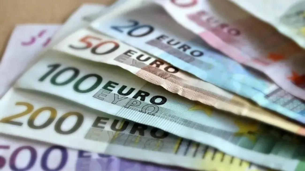 Курс знову оновив рекорд: завтра за євро проситимуть 48,98 гривні 