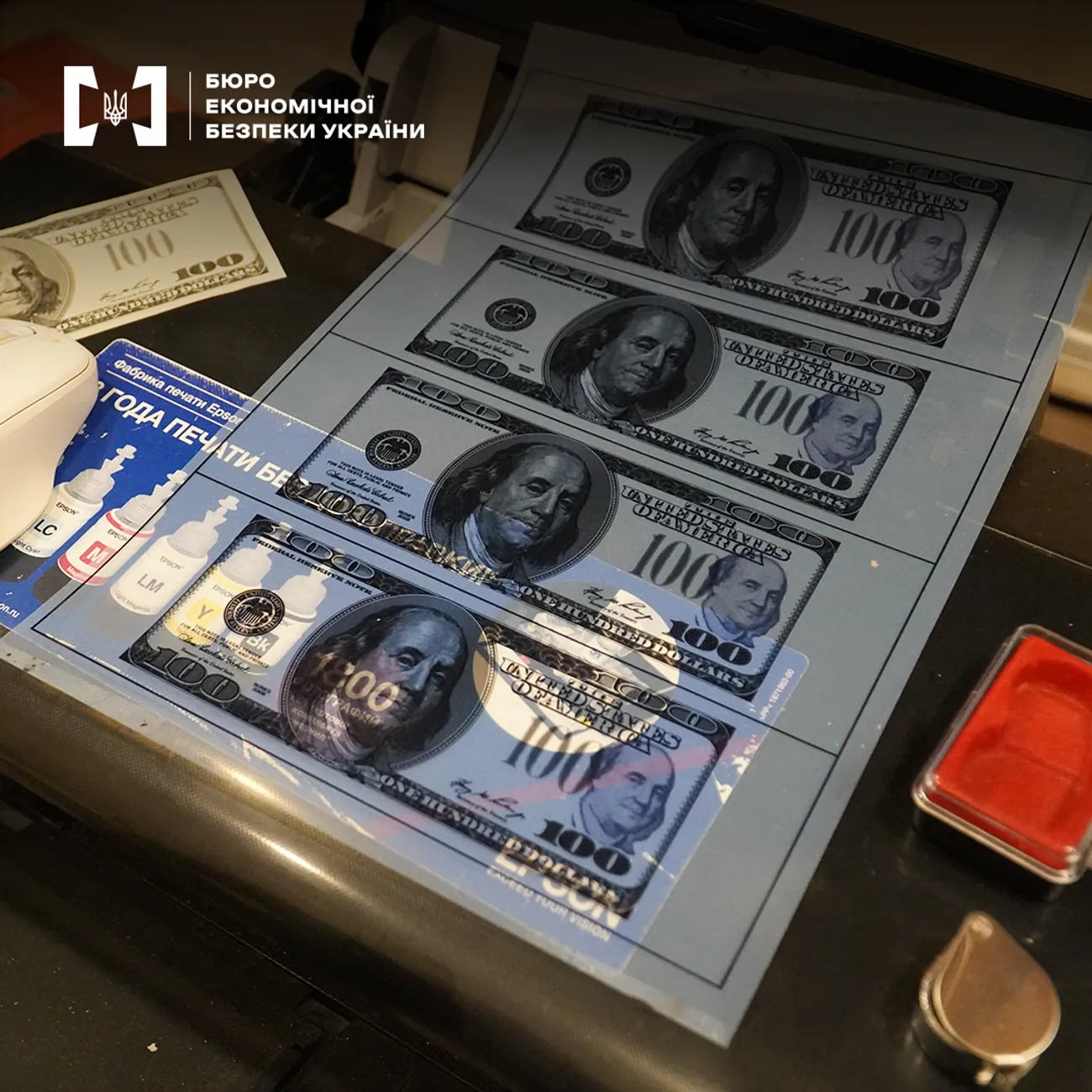 У Києві викрили фальшивомонетників: друкували фальшиві долари та гривні