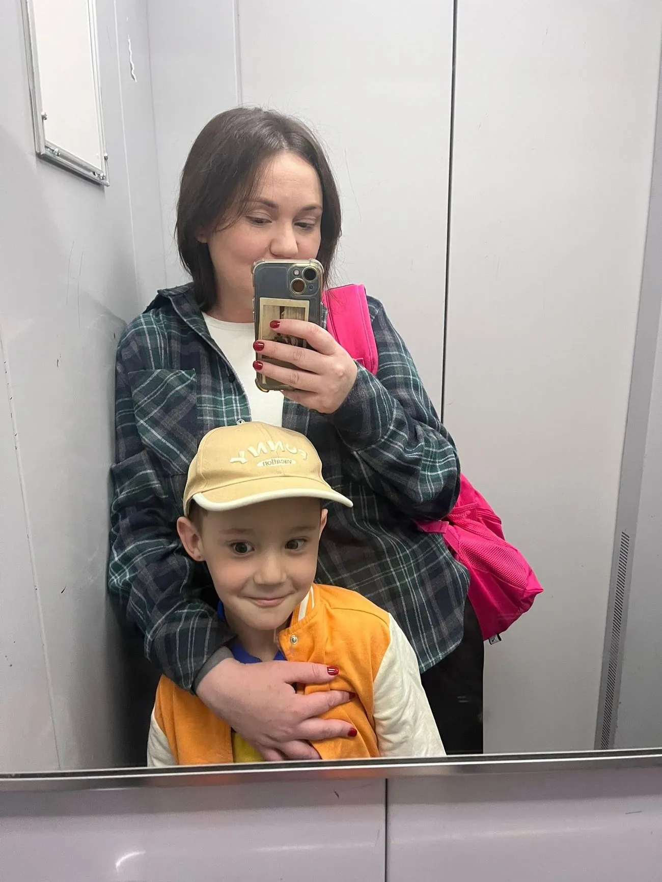 У Києві обстріляли авто ветеранки Вікторії Дворецької: куля пролетіла за 15 см від її сина