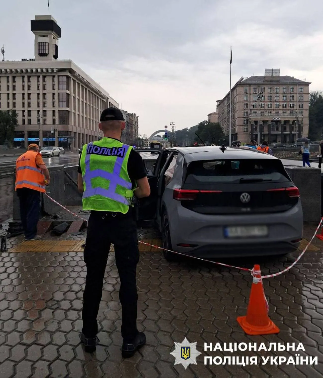 Водій на Volkswagen врізався у підземний перехід на столичному Хрещатику: деталі