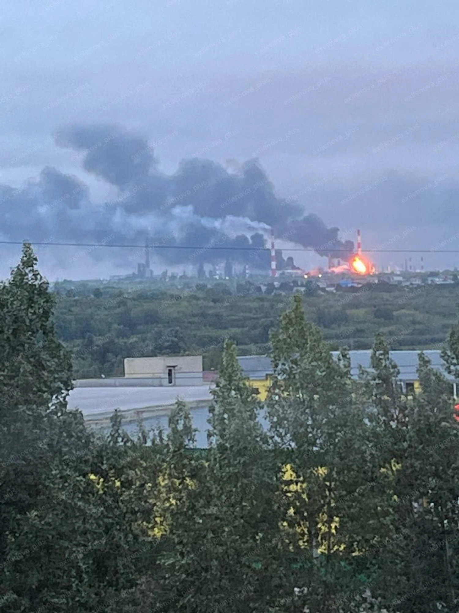 Сизранський НПЗ під атакою невідомих дронів: пролунало понад 10 вибухів