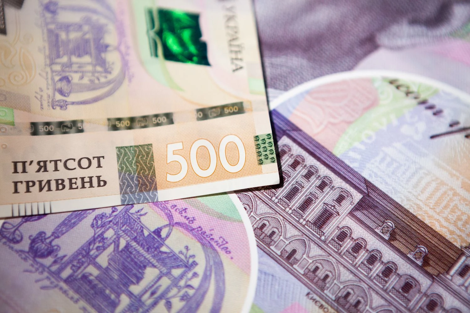 Курс валют на 15 серпня: Нацбанк зміцнив гривню