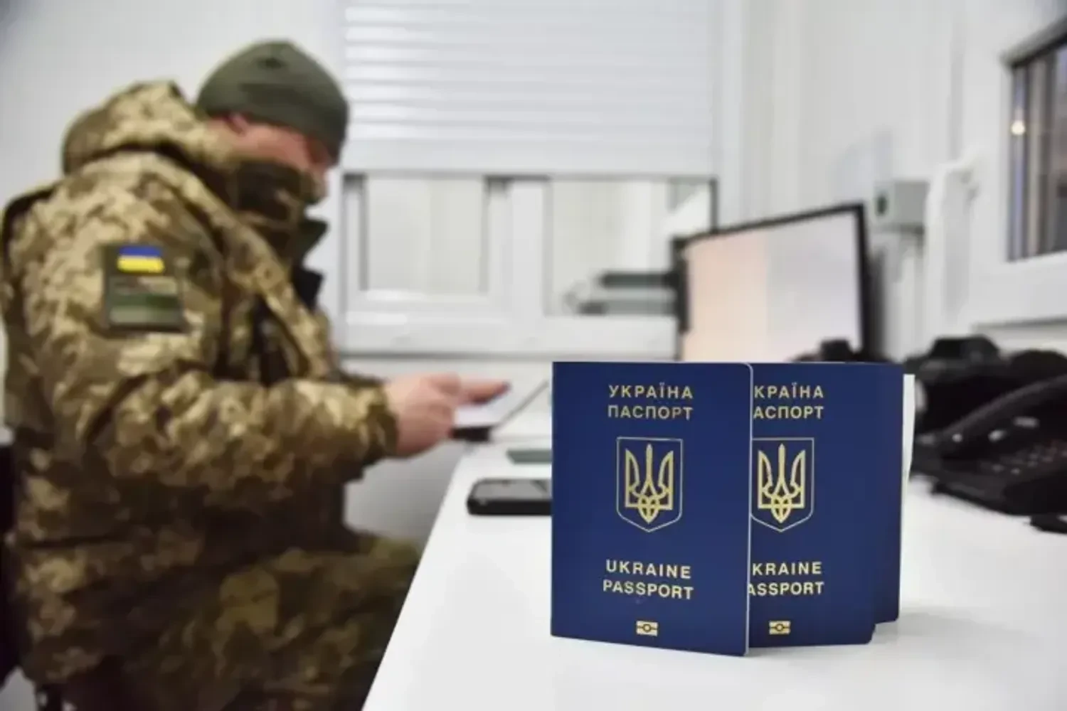 Дозвіл на виїзд за кордон чоловікам до 22 років: в НБУ заявили, що навряд це рішення могло позначитися на ринку праці