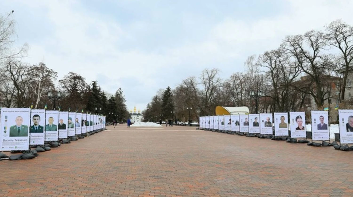 Танці на Алеї Героїв під російську музику: у Чернігові батьків школярок притягнуть до відповідальності