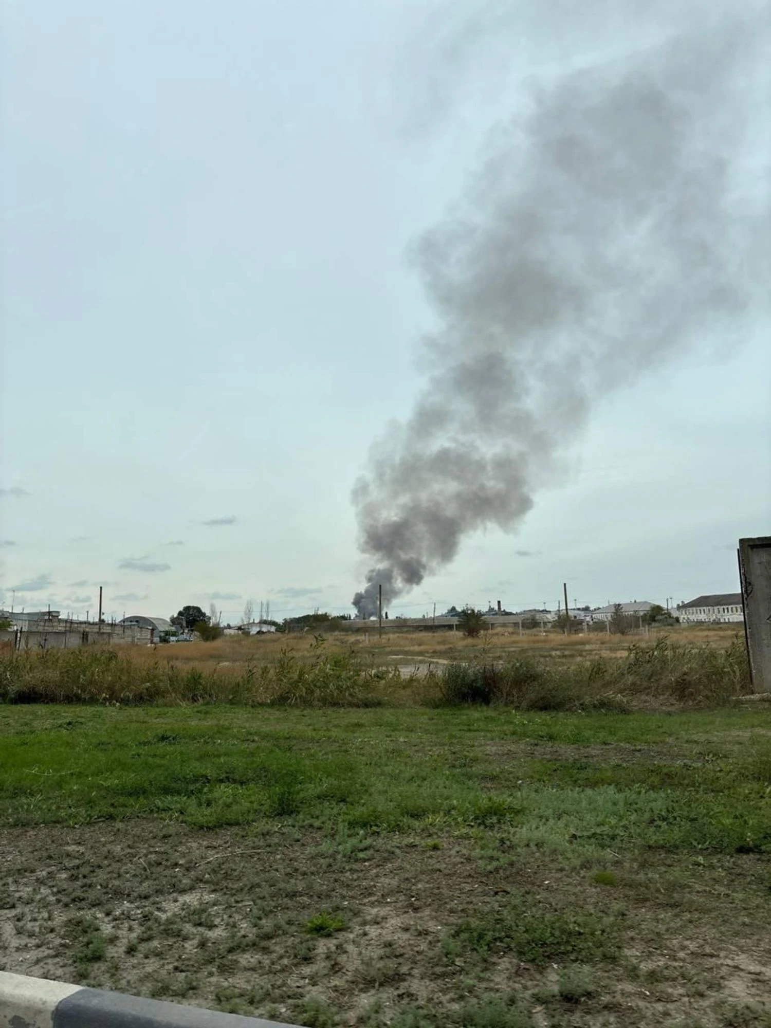 В окупованій Феодосії, ймовірно, є приліт по нафтобазі: над містом помітили стовп чорного диму