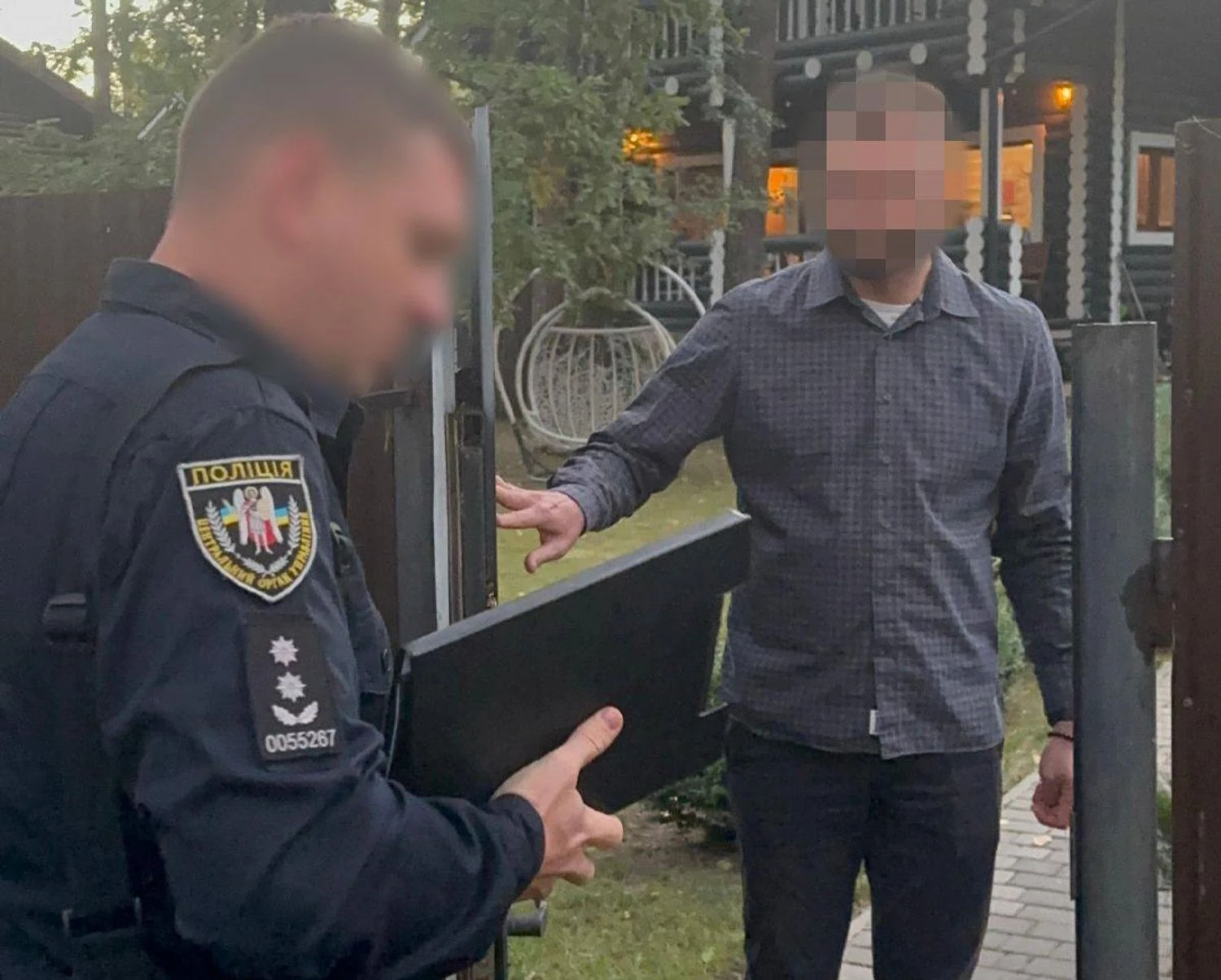 Допомагав росіянці незаконно перетнути кордон: ексдипломату повідомлено про підозру