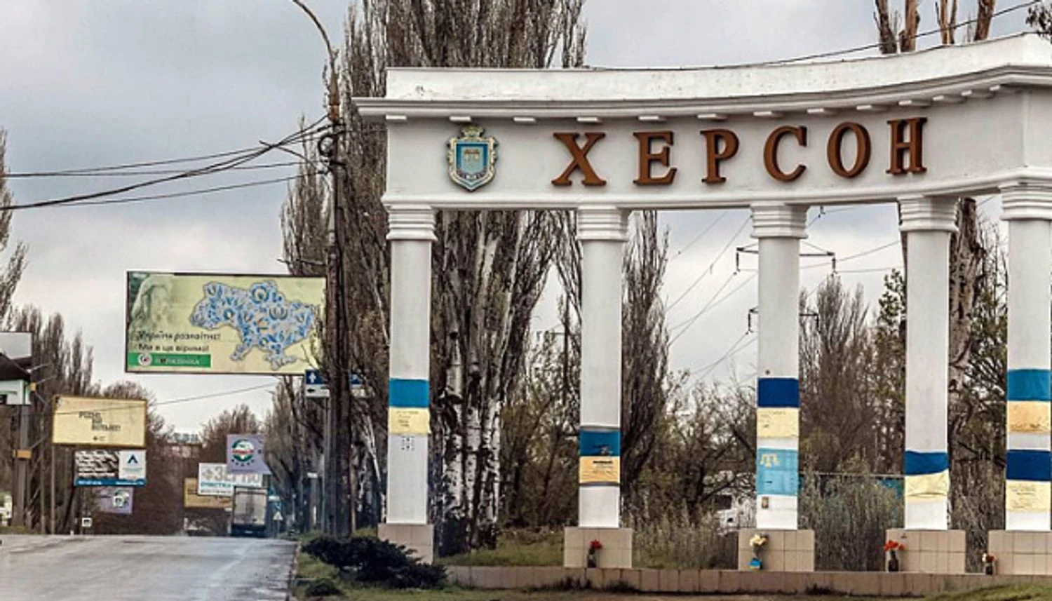 Окупанти атакували центральний район Херсона: 55-річний чоловік та 20-річна жінка отримали травми та контузії