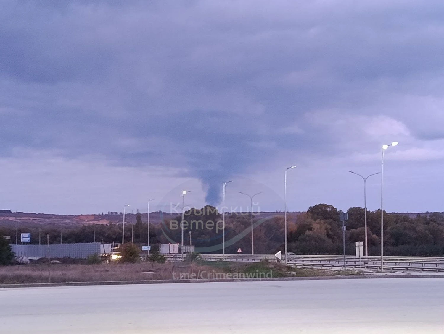 В окупованому Криму повідомили про атаку дронів: у різних районах лунали вибухи, горить нафтобаза у Гвардійському