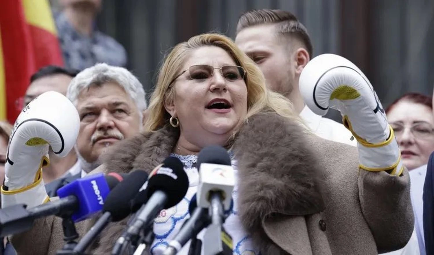 "Я йому ноги зламаю": румунська депутатка публічно пригрозила Зеленському