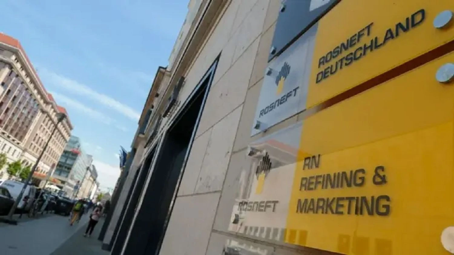 Німеччина може націоналізувати підрозділ “роснефті” після санкцій США – Reuters