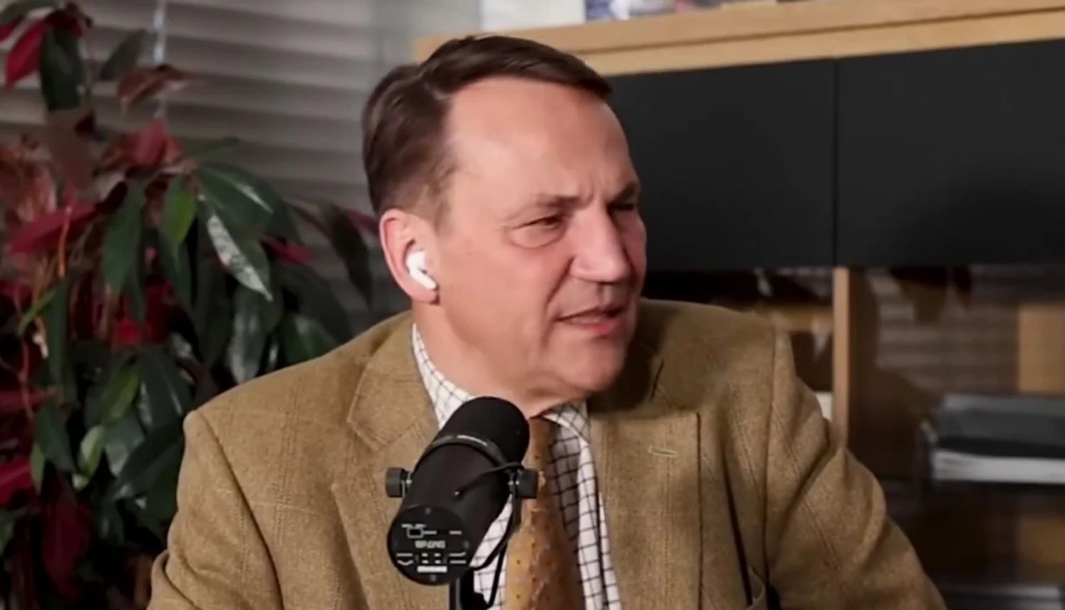 Україна готова воювати ще три роки, але путін не зможе стільки витримати – Сікорський