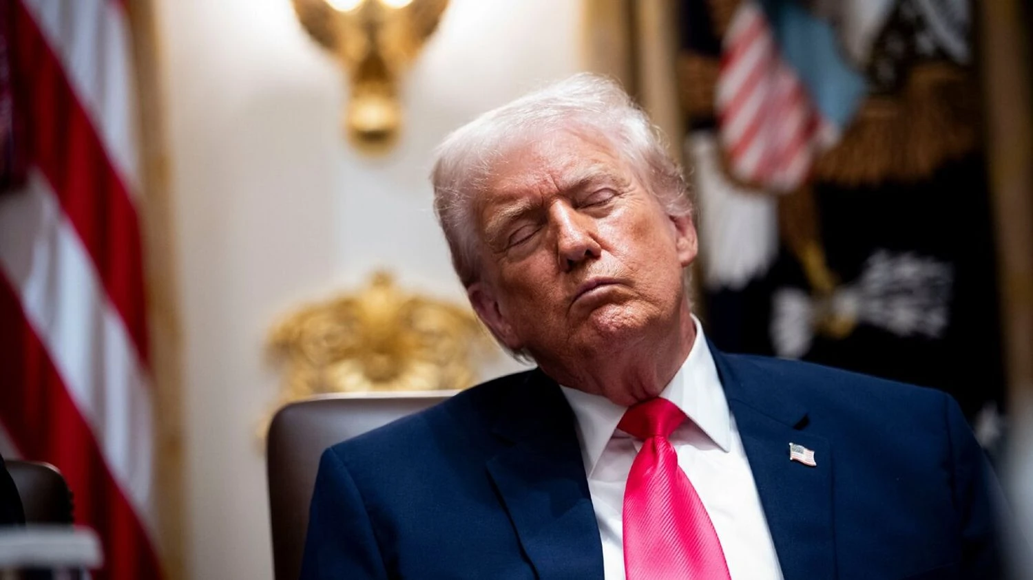 Дональд Трамп дрімав під час засідання Кабміну у Білому домі