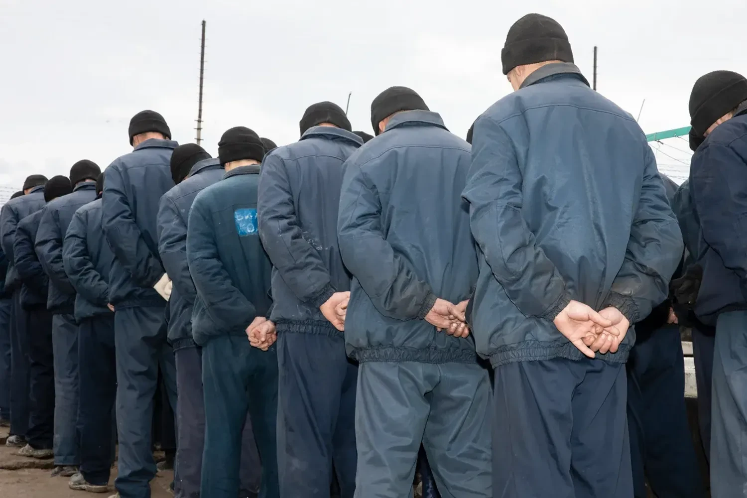 "Чому не обмінюють?": російські полонені звернулися на пряму лінію до путінаРосійські військовополонені в Україні записали відеозвернення до російського диктатора володимира путіна, запитуючи, чому їх не
обмінюють. Серед них є тяжкопоранені та ті, хто потрапив у полон вдруге, незважаючи на Стамбульські домовленості.Війна в Україні • 11:45 • 1500 перегляди