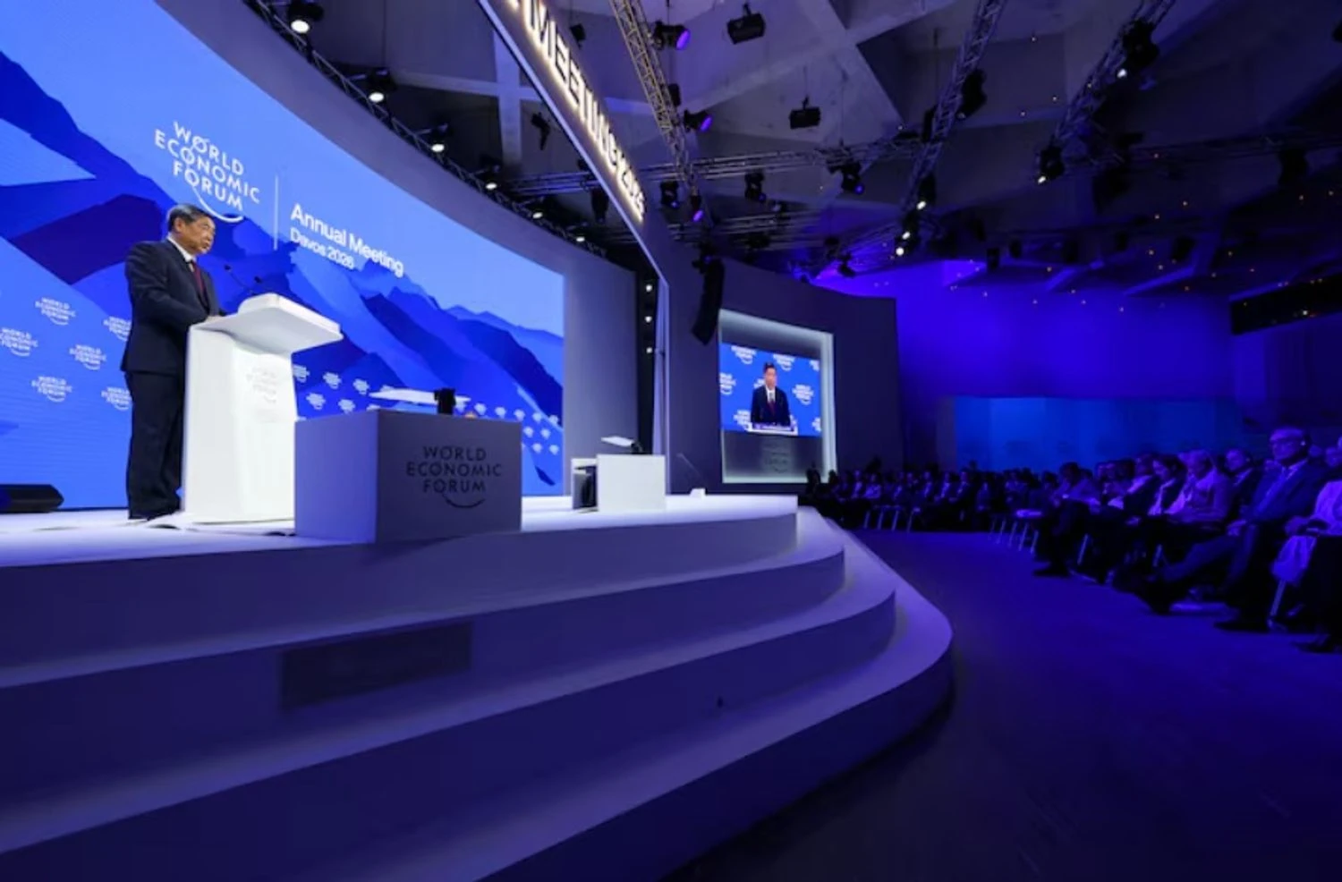 Китай обрав тактику вичікування та стриманості в Давосі на тлі конфліктів США – Reuters