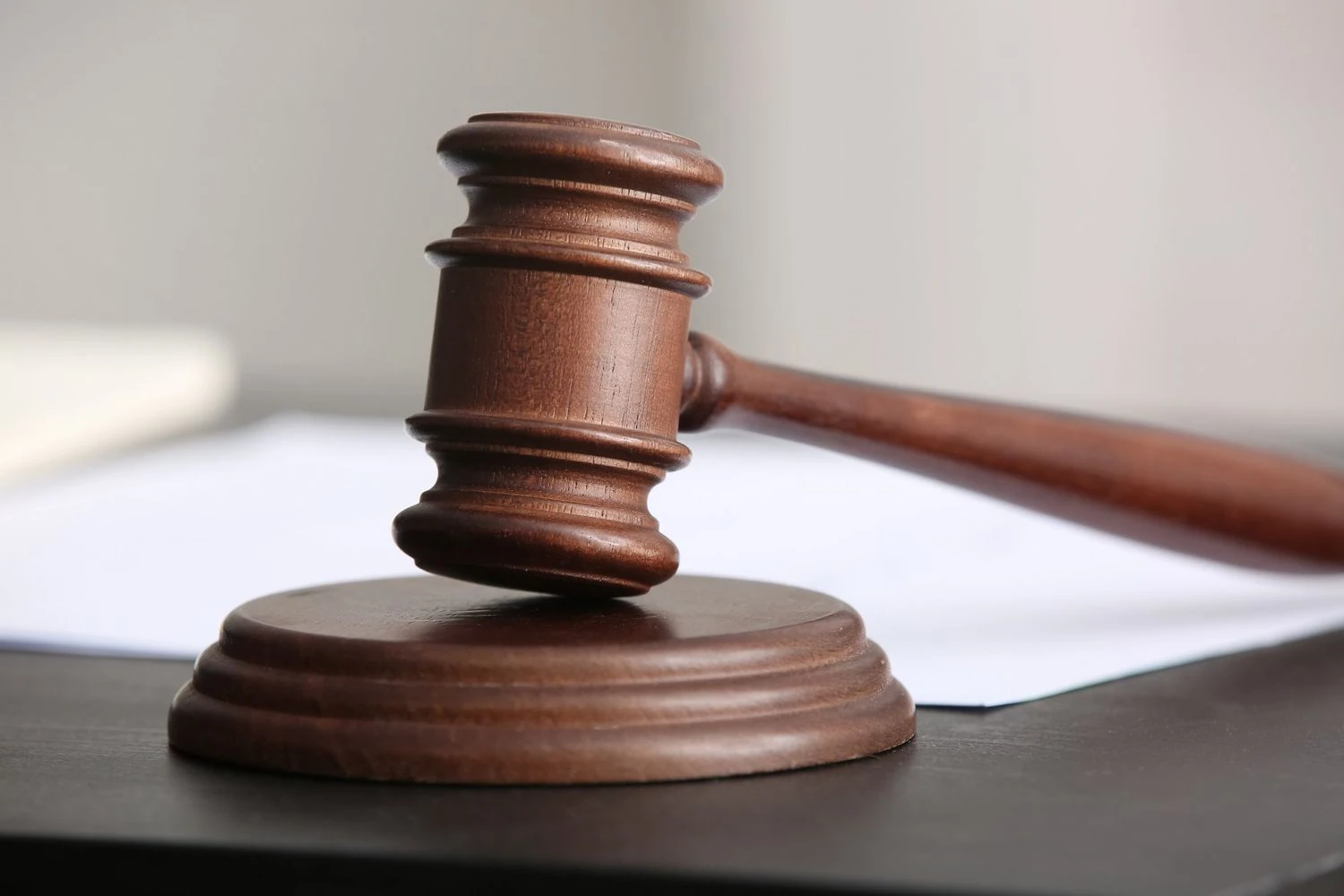 Дитина загинула вдома без нагляду: на Сумщині матір судитимуть за смерть півторарічного сина