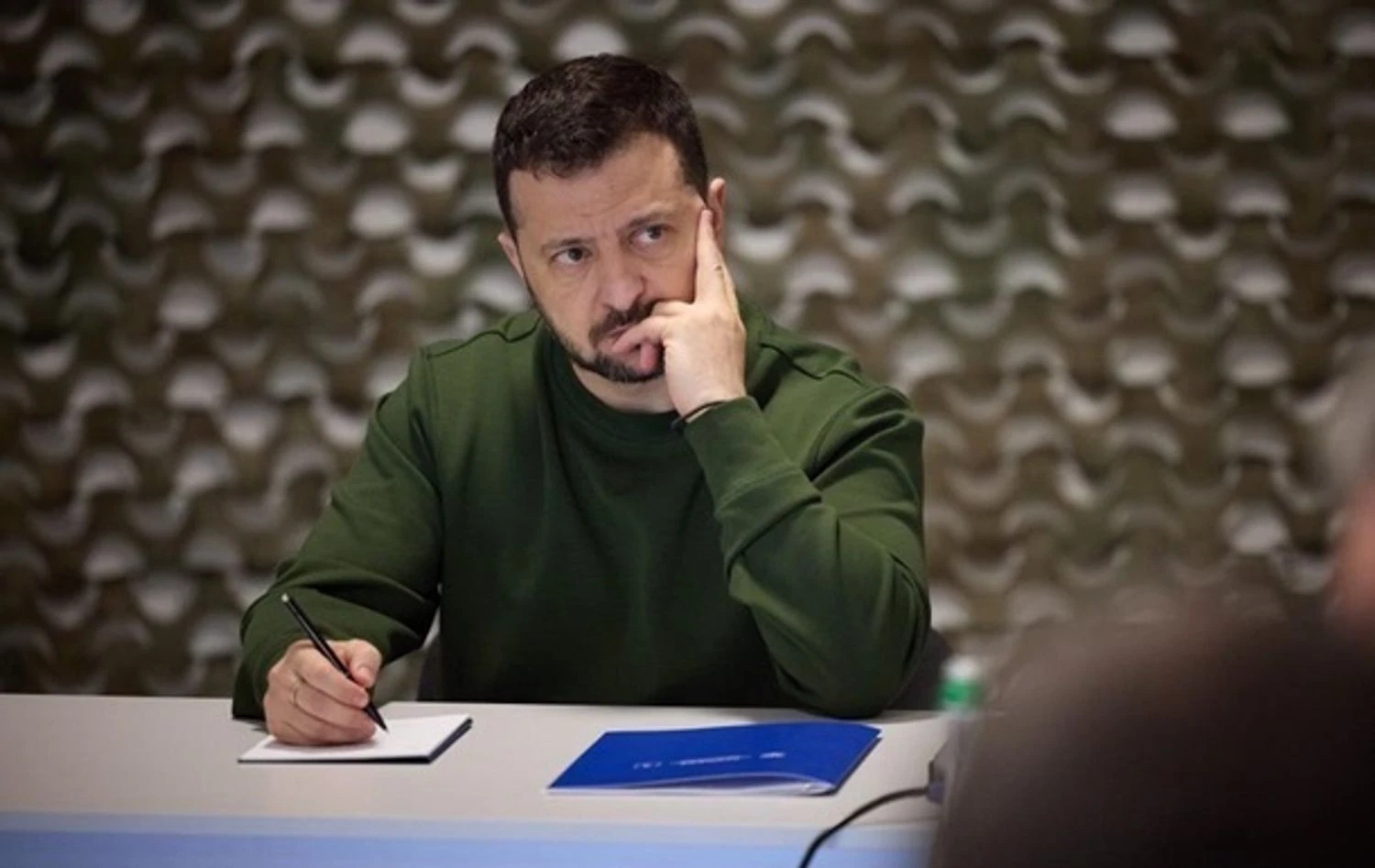 Робочий день Зеленського починається о 3–4 годині ранку з перших звітів з фронту - CNN