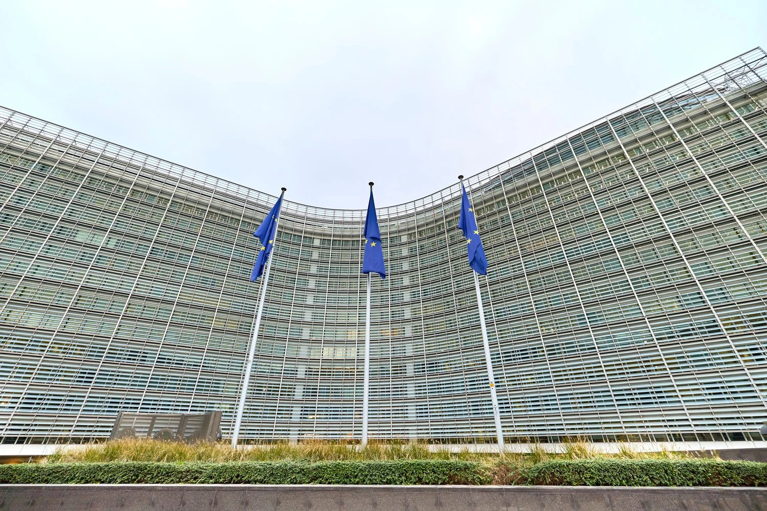 Європейців закликали працювати з дому та менше їздити на авто на тлі кризи через війну з Іраном