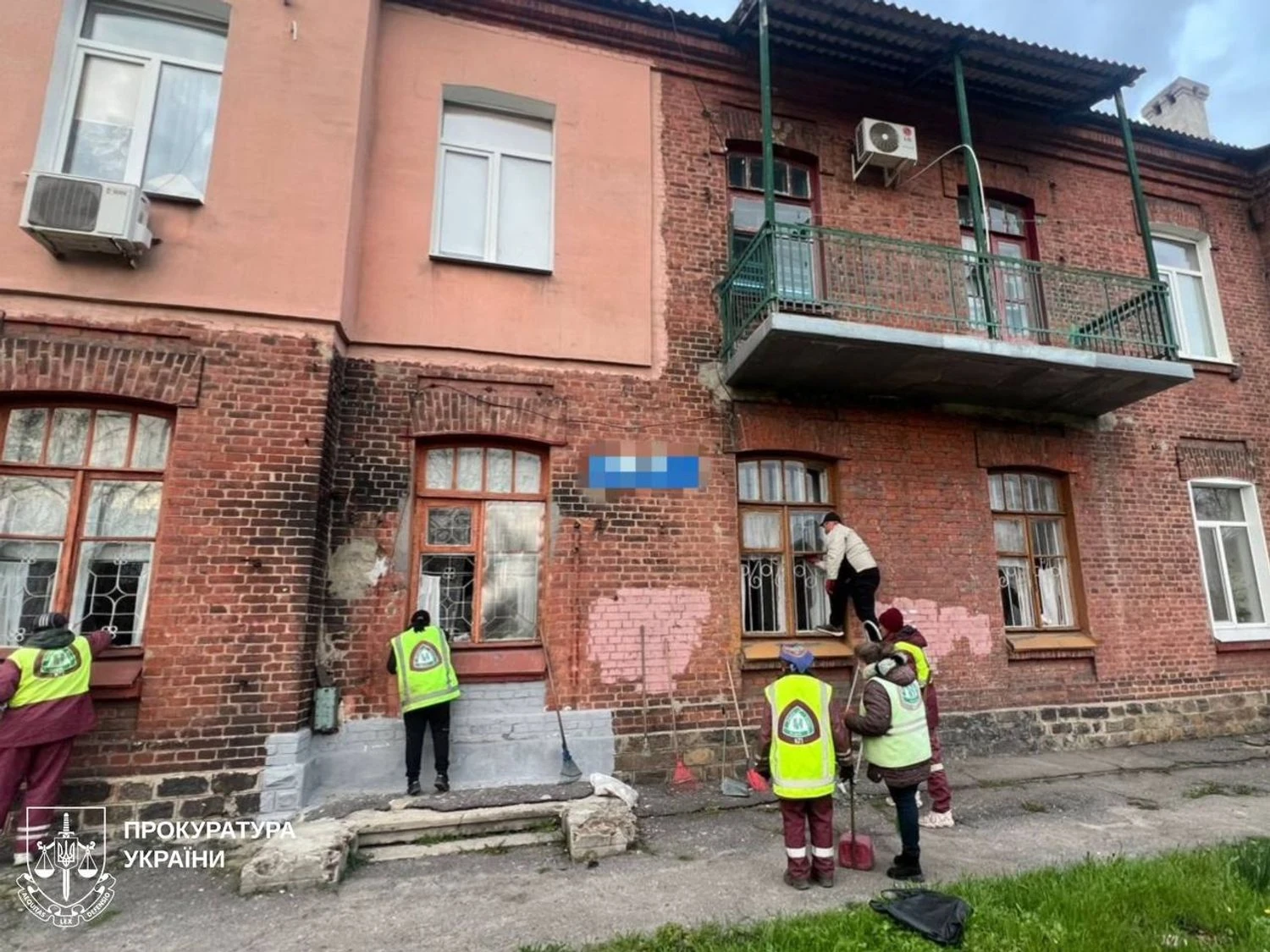 Кількість постраждалих від ворожого удару по Харкову зросла до семи, серед них неповнолітня - прокуратура