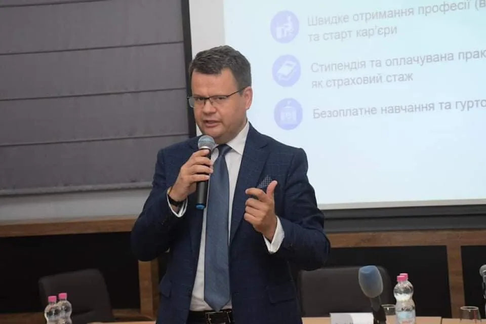 Ексклюзив"Україна може впоратися без трудових мігрантів" - Ігор Гарбарук про дефіцит кадрів, демографію і майбутнє економікиЕксперт назвав заяви про дефіцит кадрів маніпуляцією через падіння попиту. Він радить автоматизацію та повернення громадян замість
імпорту мігрантів.Суспільство • 5 травня, 15:18 • 35424 перегляди