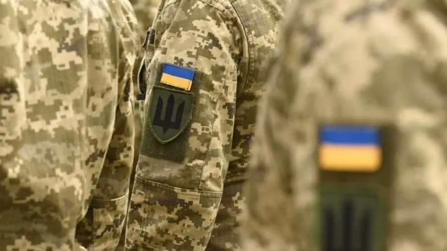 Понад 300 страт полонених українських військових розслідують правоохоронці Правоохоронці розслідують 306 випадків убивств українських військових, які здалися в полон на полі бою. Ці факти вивчають у межах
116 проваджень.Війна в Україні • 8 травня, 08:42 • 2600 перегляди