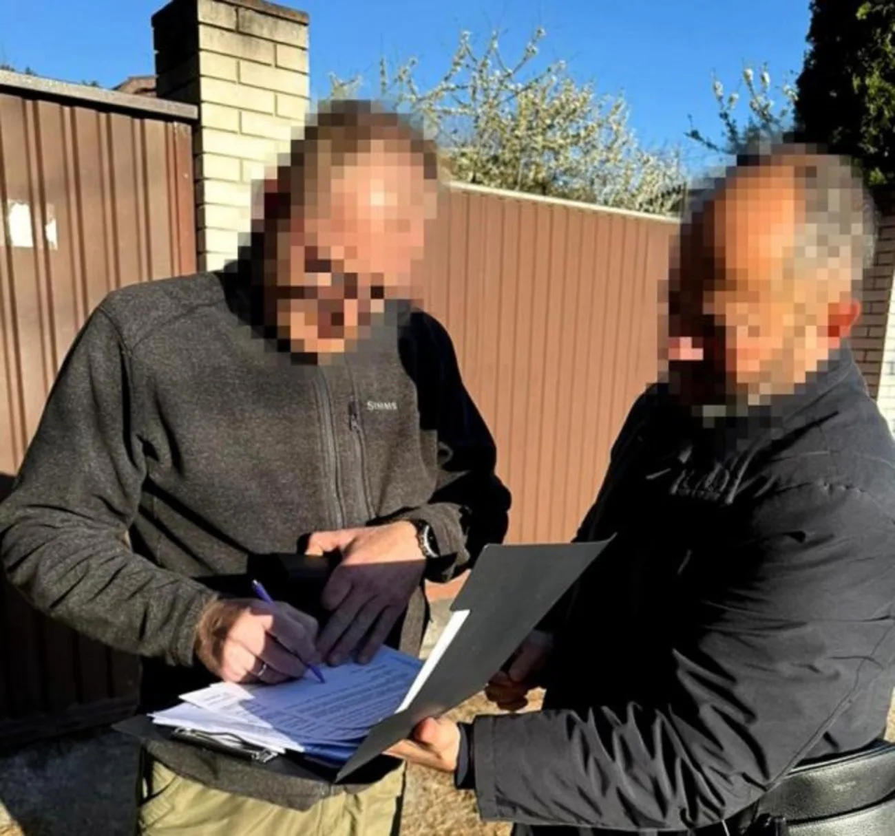 В Україну завозили алкоголь під виглядом дипломатичних вантажів – викрито схему на понад 4 млн гривеньШестеро осіб ввезли елітний алкоголь під виглядом дипвантажів на 4 млн гривень. П'ятьом підозрюваним призначили застави по
мільйону гривень.Суспільство • 8 травня, 10:14 • 2974 перегляди