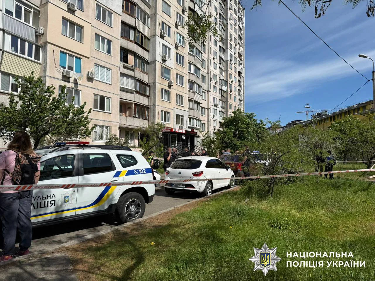У Києві чоловік випав з вікна 11-го поверху та помер на місці