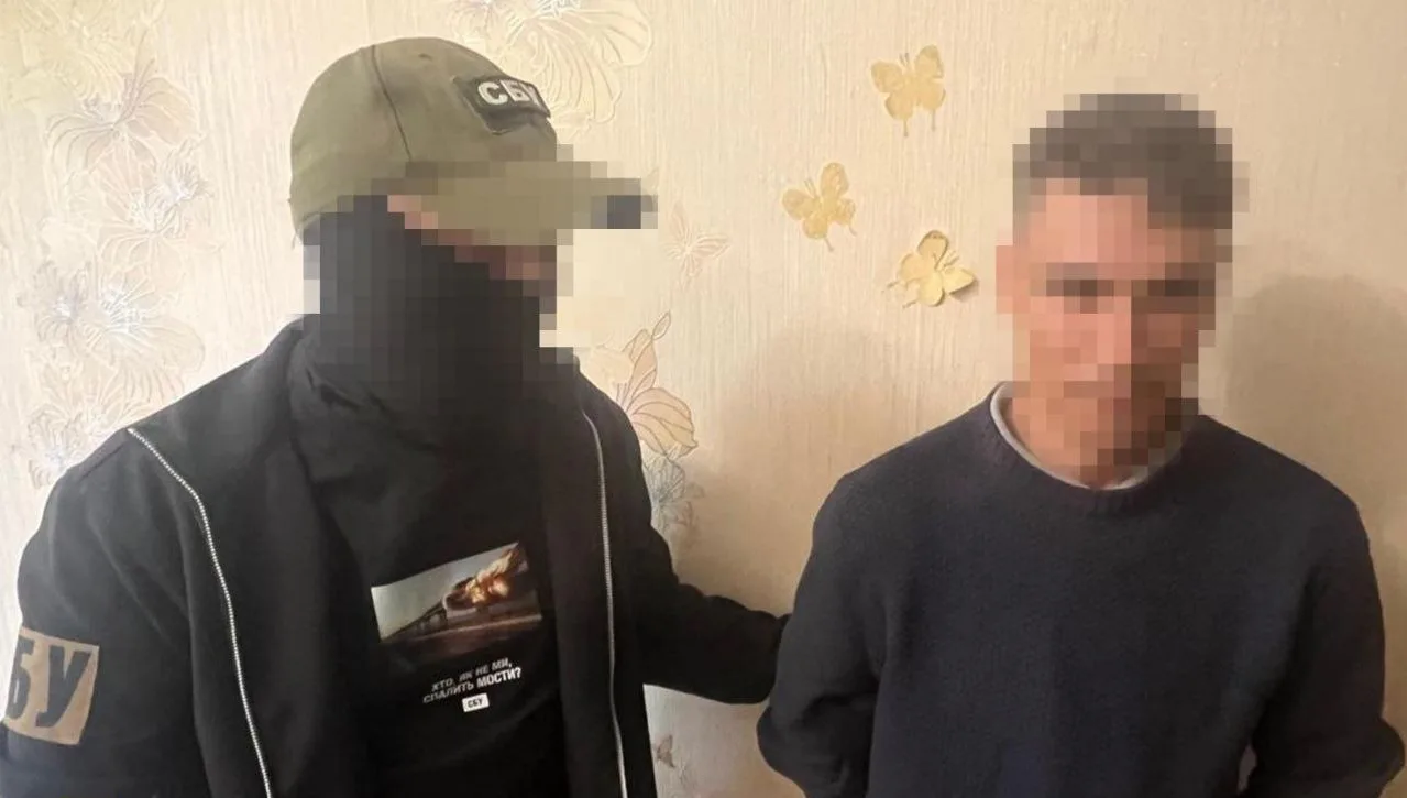 СБУ затримала кілера рф за спробу вбивства топ-офіцера ВМС ЗСУ в Одесі до "річниці 9 травня"Контррозвідка СБУ затримала в Одесі агента рф, який планував розстріляти посадовця ВМС 9 травня. У зловмисника вилучили автомат та
боєприпаси.Суспільство • 9 травня, 08:58 • 8762 перегляди