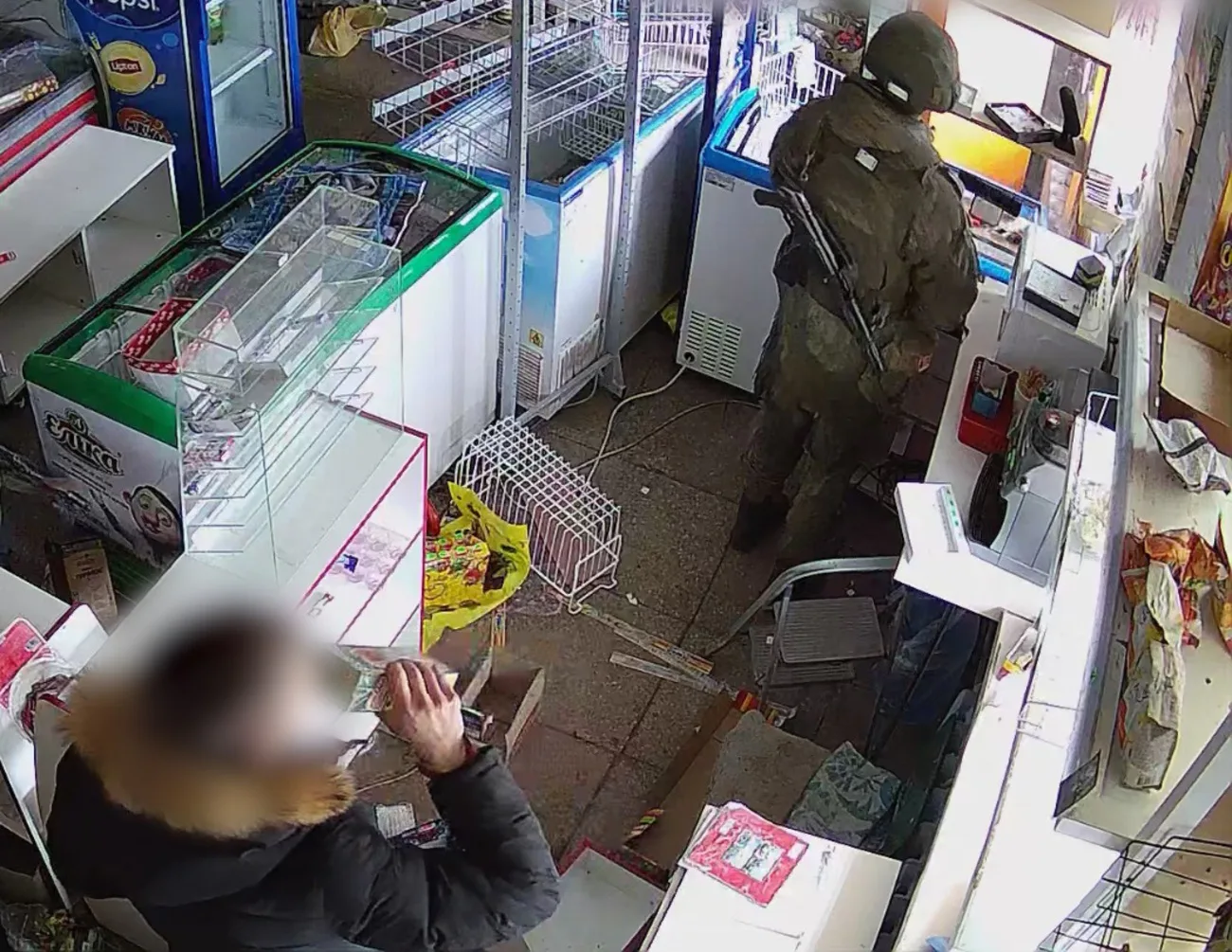 Допомагав росіянам грабувати магазини на Чернігівщині – ДБР затримало військового-перебіжчика