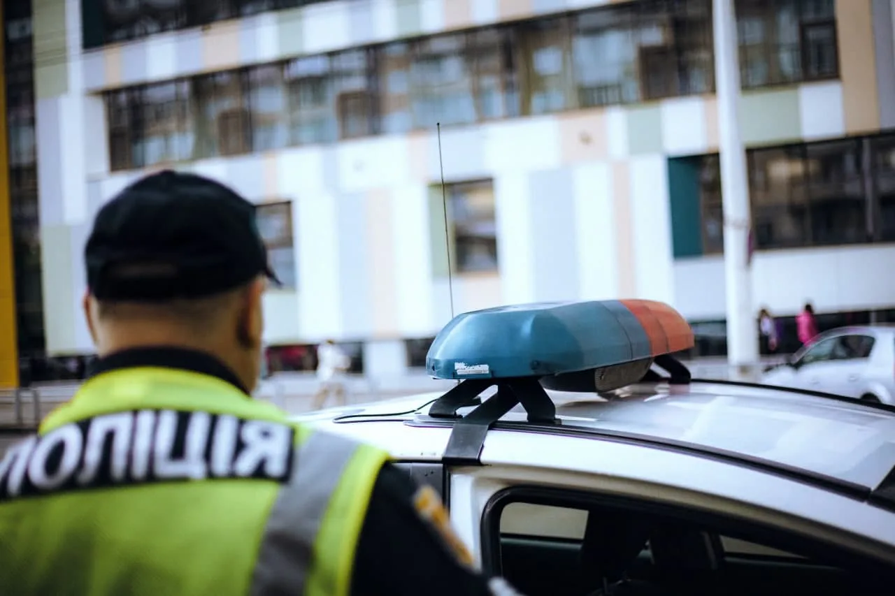 У Києві екскаватор протаранив патрульну автівку – вона в’їхала у вантажівку