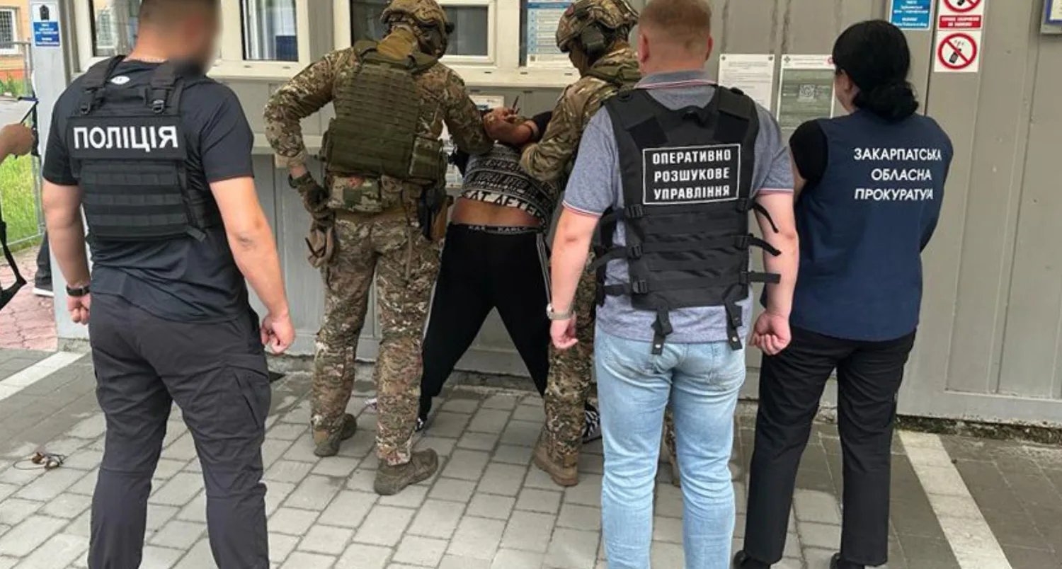 Планував отримати 25 тисяч доларів – на Закарпатті засудили на 10 років чоловіка за спробу продати немовля за кордонСуд дав 10 років чоловіку за спробу продати немовля до Іспанії за 25 тисяч доларів. Він також привласнив 6,3 млн грн допомоги
родині загиблого воїна.Суспільство • 17 травня, 06:30 • 4660 перегляди
