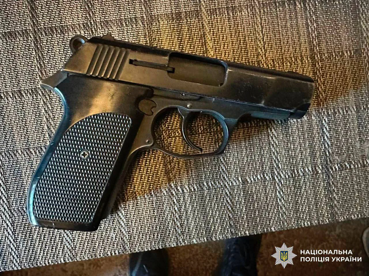 У Києві жінка вистрелила у чоловіка через зауваження про шум у дворі – поліція43-річна киянка поранила 27-річного чоловіка в руку та живіт після зауваження про шум. Поліція затримала зловмисницю, їй загрожує
до семи років тюрми.Київ • 18 травня, 05:29 • 4400 перегляди
