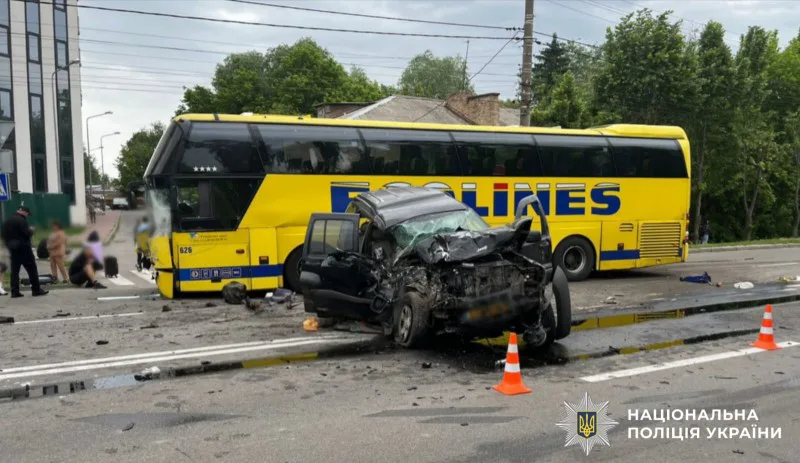 У Борисполі Jeep врізався в автобус з 17 пасажирами на зустрічній, є загиблий та постраждалі