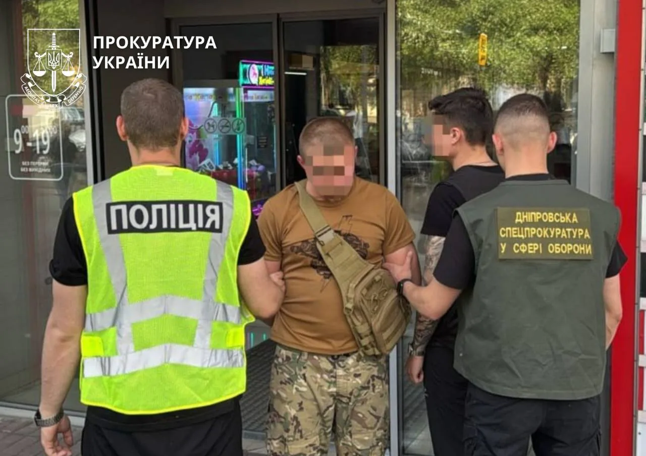 Хотіли 200 тис. грн за “мовчання” – командира роти та старшину бригади запідозрили у вимаганні грошей з військового