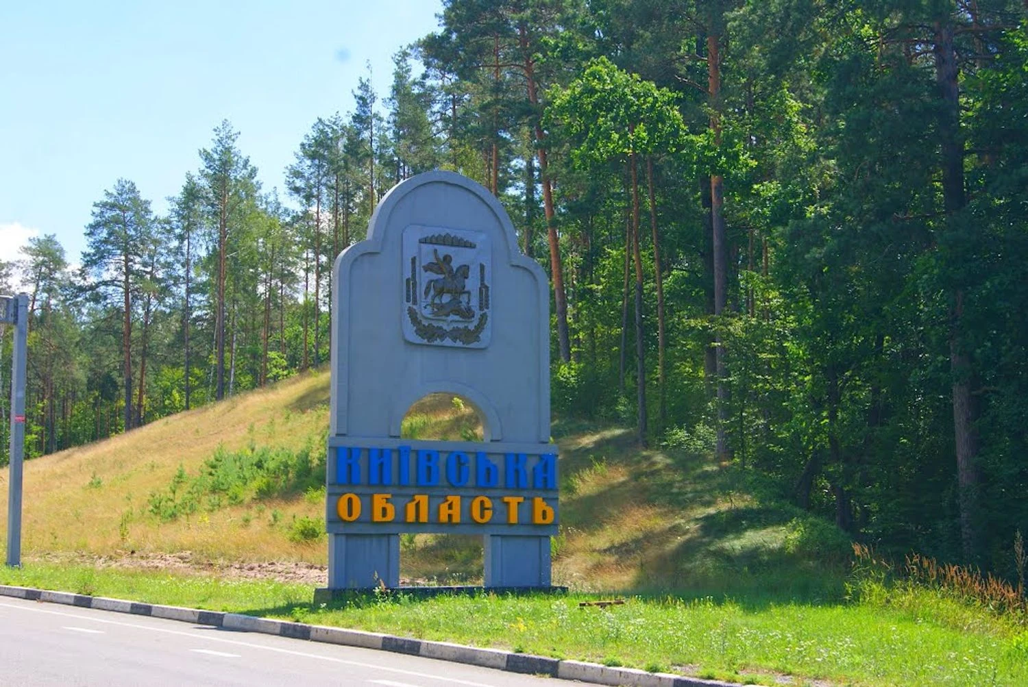 рф вдарила по харчовому підприємству на Київщині, є загиблий і поранені, йде пошук людей