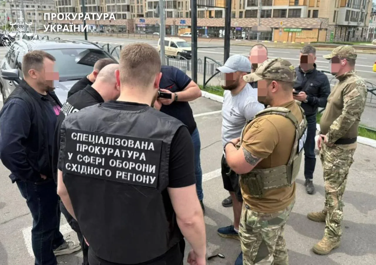 Отримав 11 тис. доларів за "списання" зі служби – підполковник Нацгвардії вдруге за пів року попався на хабаріОфіцер Нацгвардії отримав 11 тисяч доларів за обіцянку вплинути на звільнення військового за станом здоров’я. У січні його вже
підозрювали у хабарництві.Суспільство • 26 травня, 17:27 • 26560 перегляди