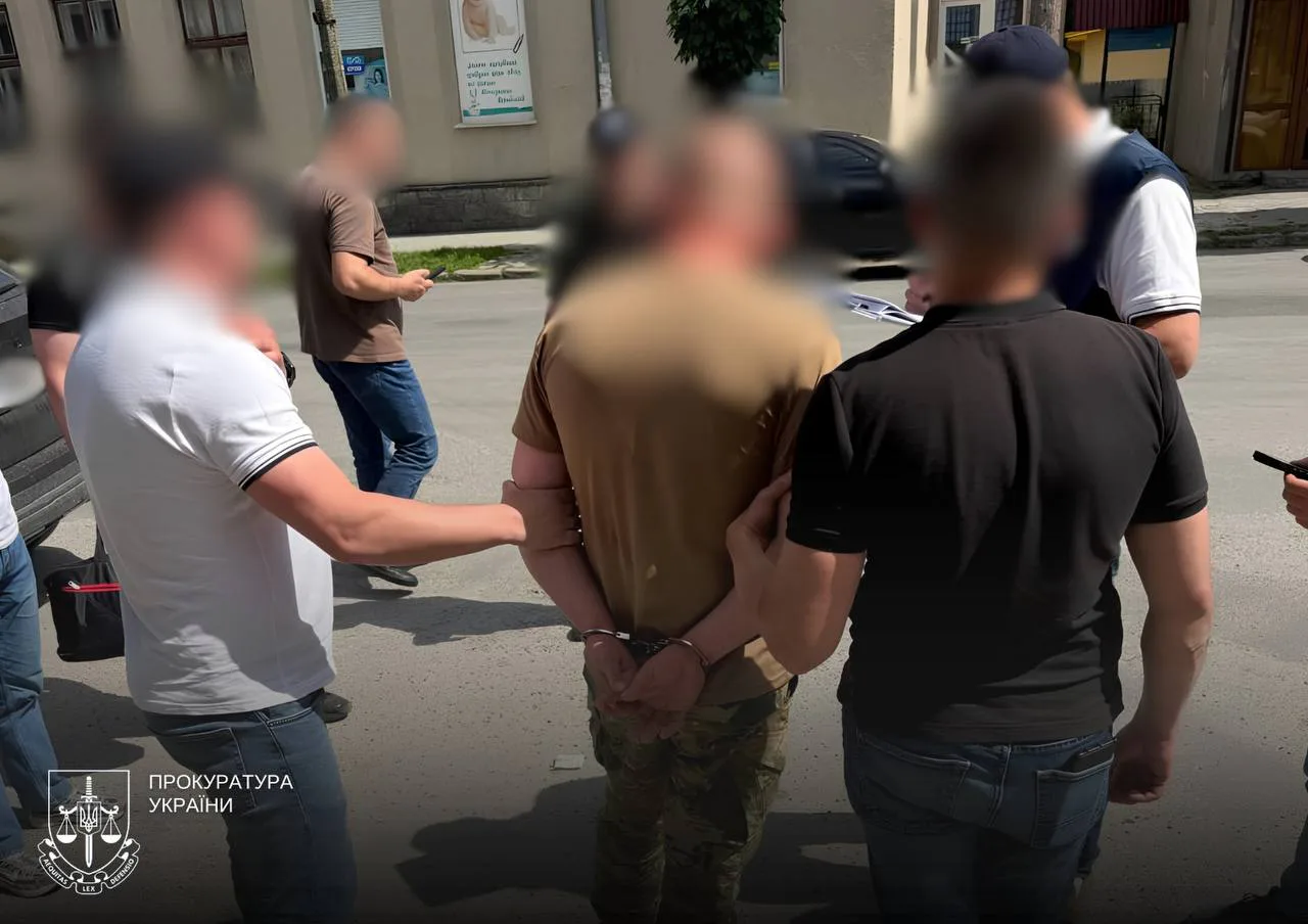 На Тернопільщині посадовець ТЦК за гроші обіцяв зняття з розшуку, його затримали