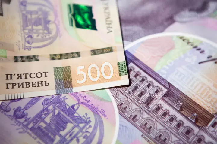 Як відрізнити фальшиві гроші від справжніх – основні ознаки підробки